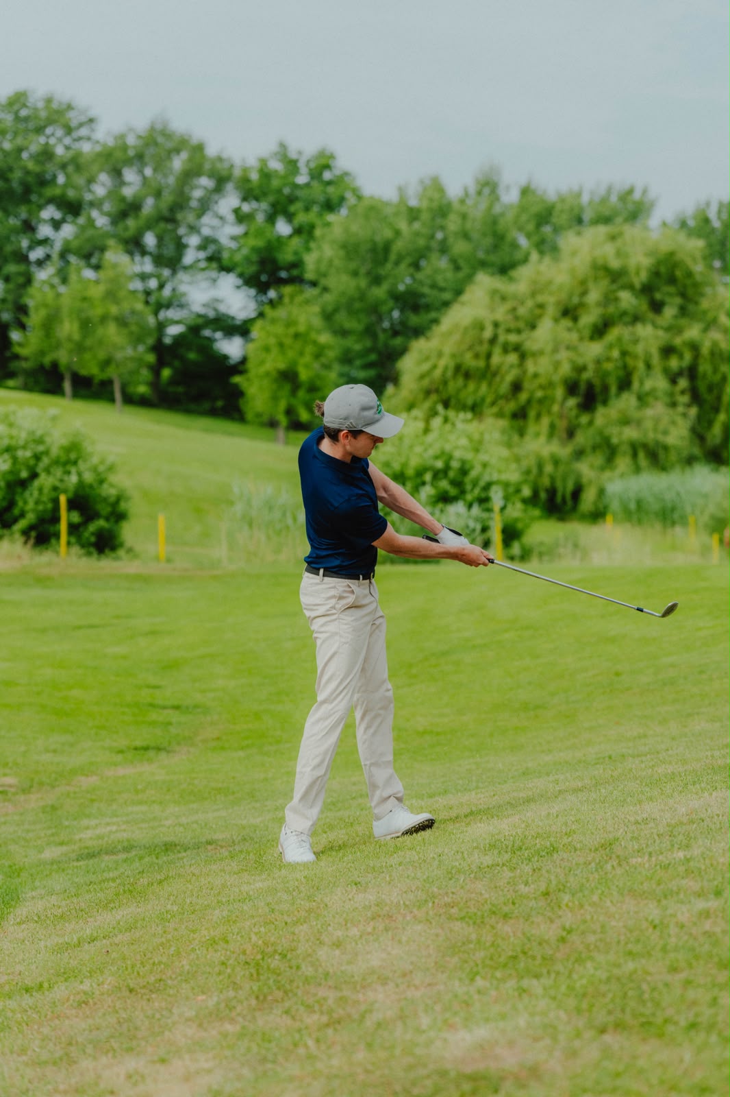 Tim Wachter beim Golfschlag, fotografiert von der Seite